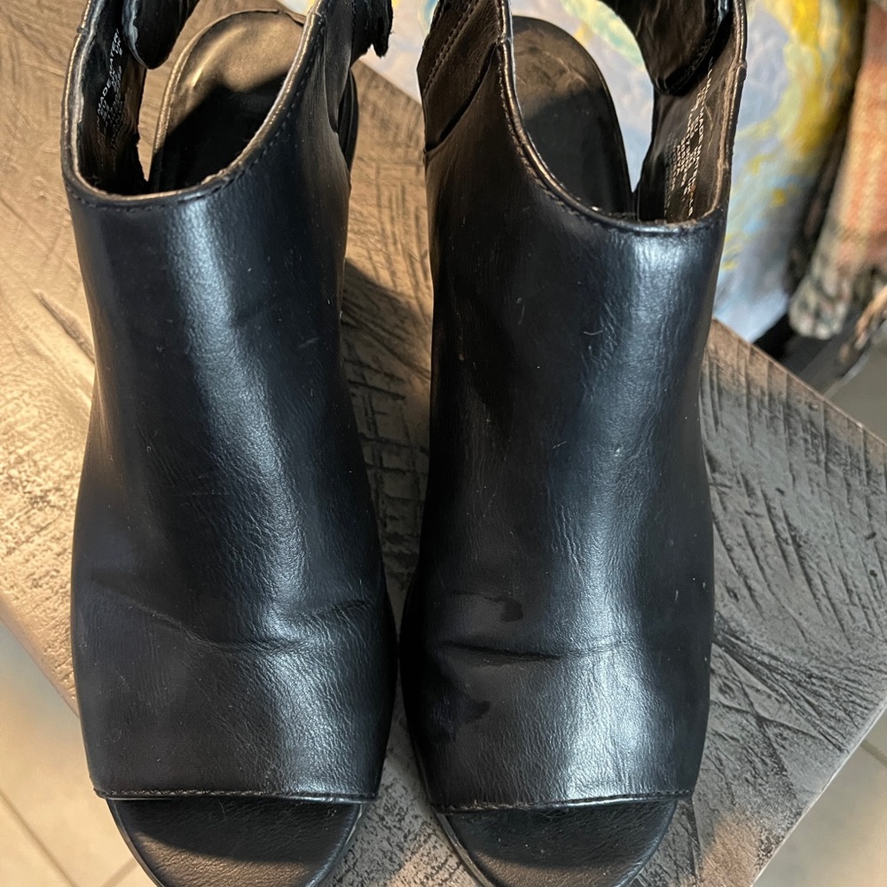 Super cute heels open toe snap closure. Fun & fabulous with jeans or a suit nice